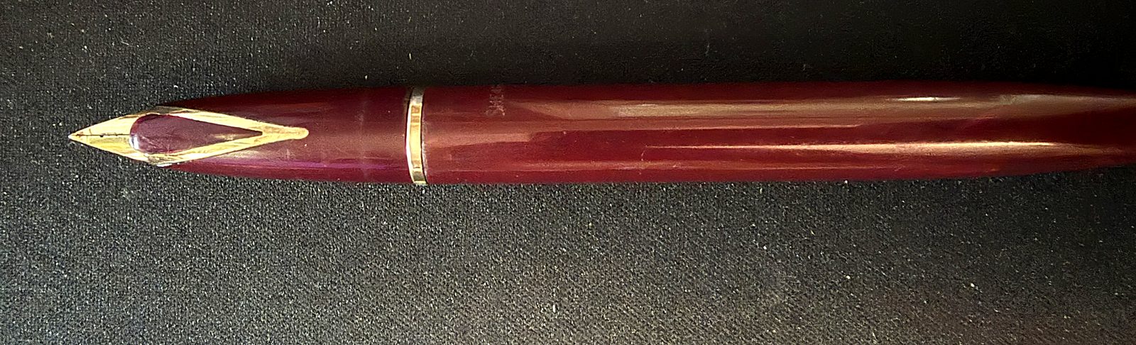 Close-up of the Sheaffer Imperial VIII nib: a 14 carat gold nib set flush into the burgundy section rather than mounted on top of it.